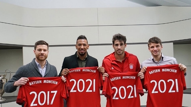 Xabi Alonso, Jerome Boateng, Javi Martínez e Thomas Müller após assinarem a renovação do contrato
