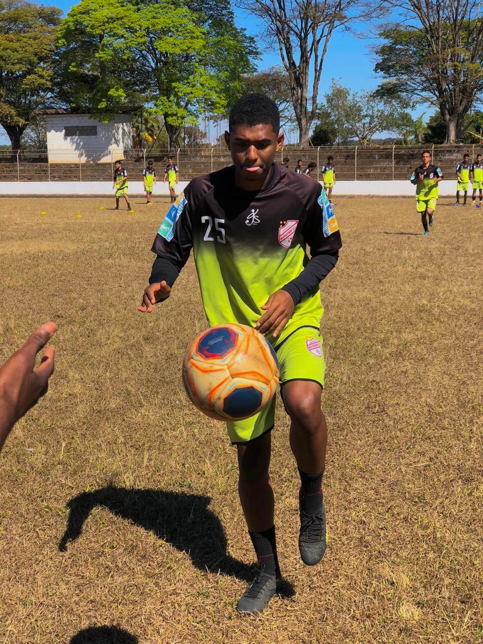 Maycon Pereira, atacante de 17 anos que sonha em brilhar no futebol