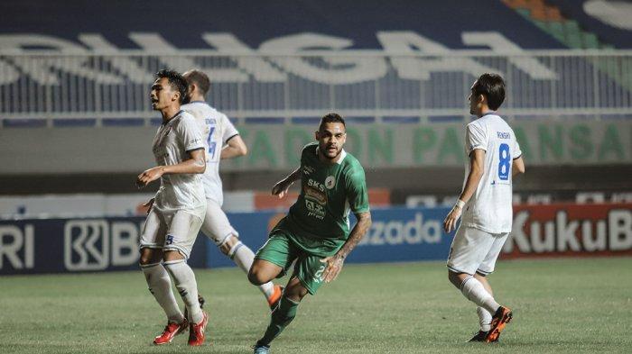  Juninho comemora estreia com gol na Indonésia