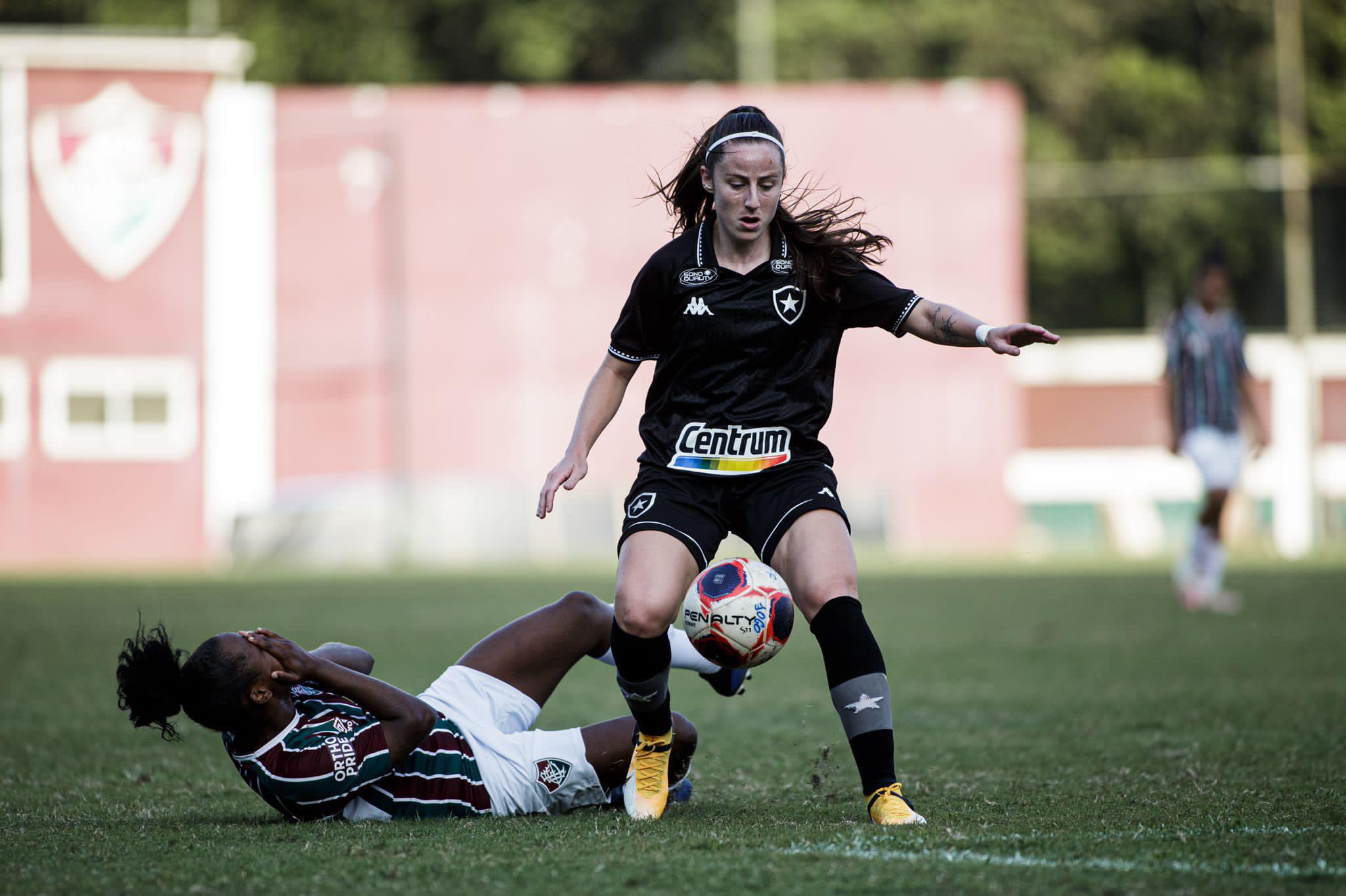  Laura Spenazzatto festeja seus primeiros gols pelo Botafogo
