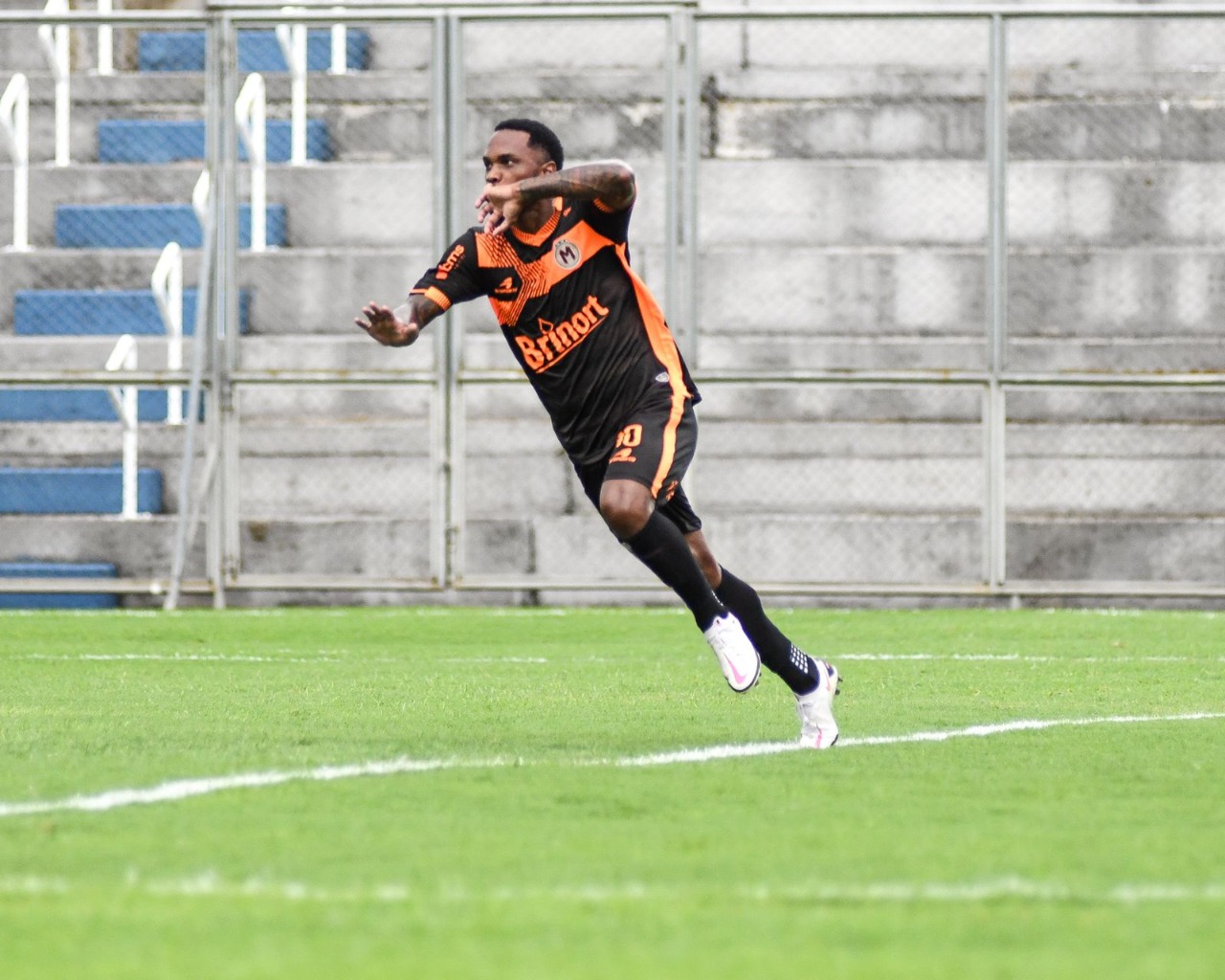  Patrick Vieira celebra estreia com gol pelo Manauara