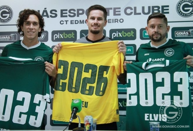  Tadeu celebra renovação de contrato com o Goiás