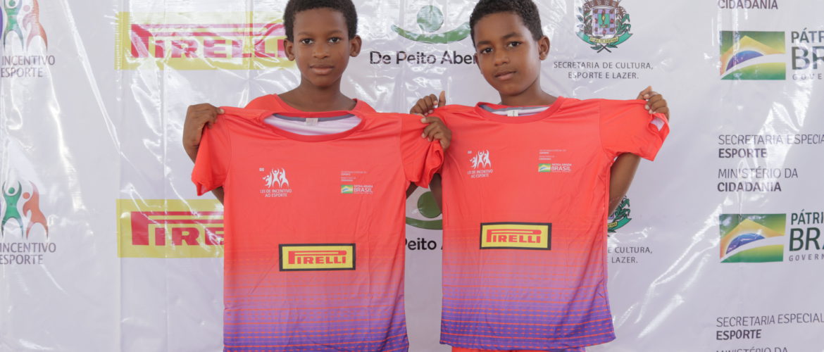 Em Feira de Santana, alunos recebem segundo kit de uniformes do Projeto Oportunidade Através do Esporte