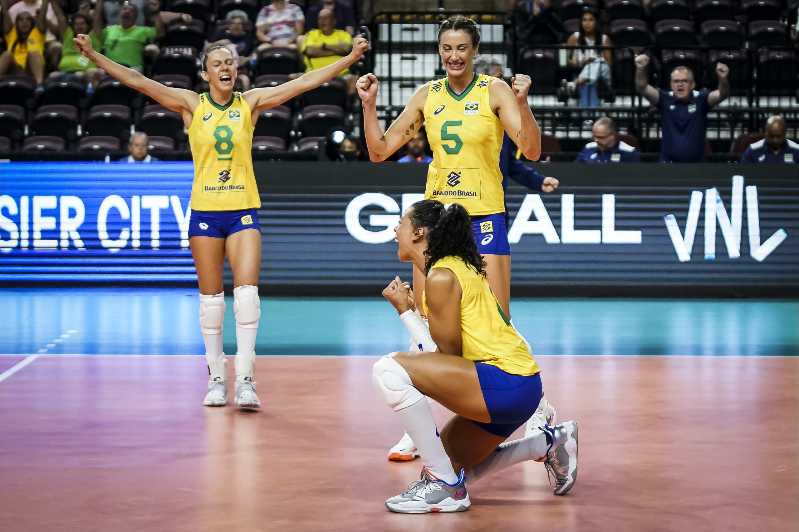 Após derrubar polonesas, Brasil enfrenta dominicanas na VNL