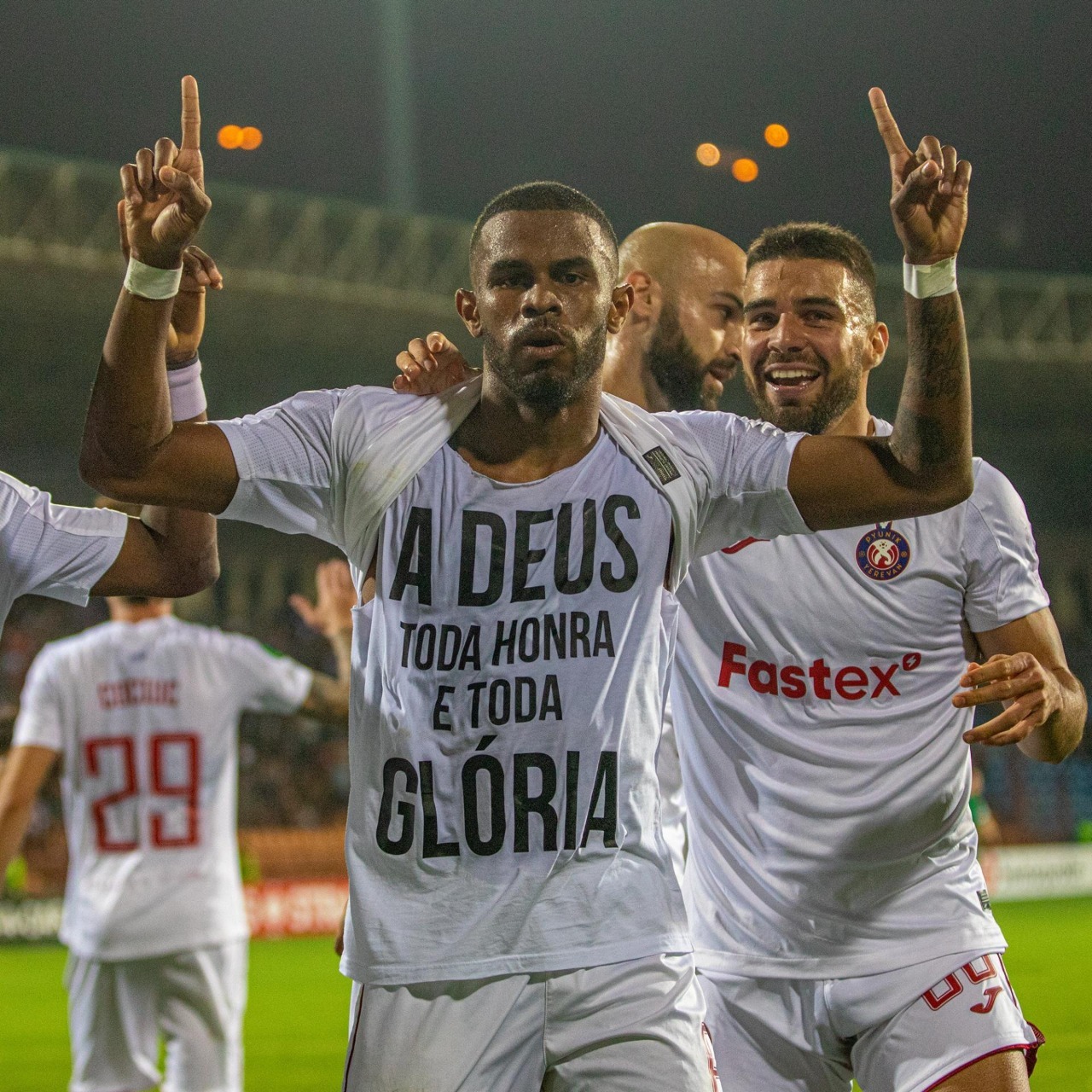  Juninho Teles celebra gol e triunfo pela Conference League