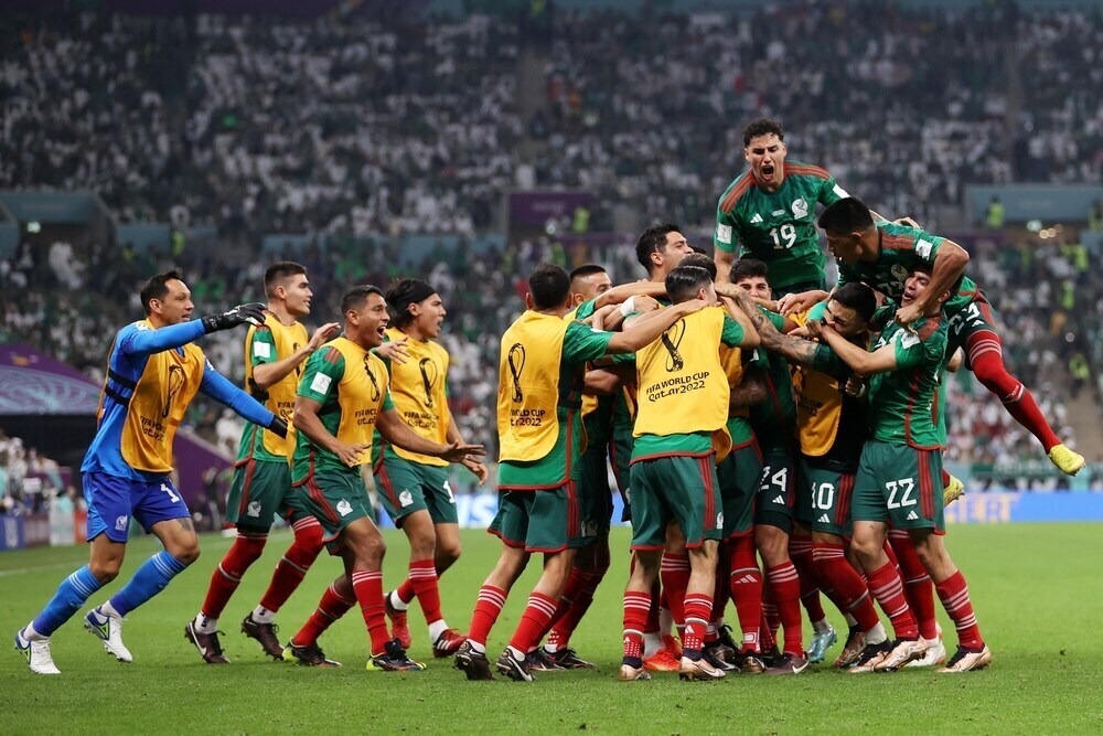 México vence, mas está fora da Copa