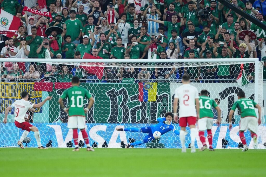  Recordista, Ochoa impede derrota mexicana na estreia