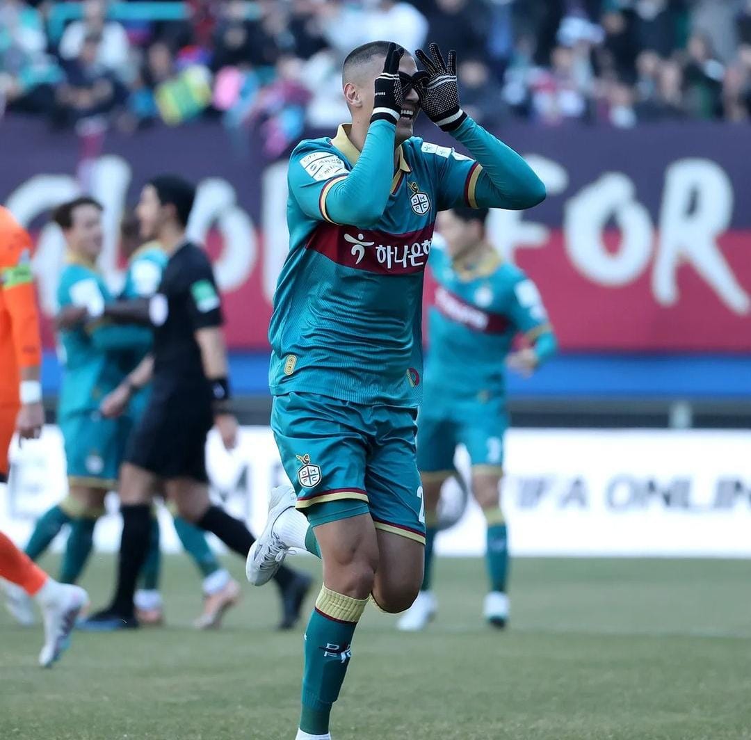  Tiago Orobó marca na abertura da K-League e celebra: “Feliz em marcar na estreia”
