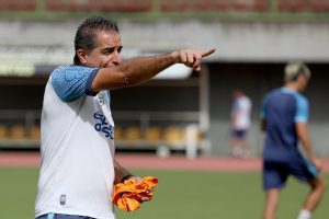 Renato Paiva comanda treino antes de Santos x Bahia