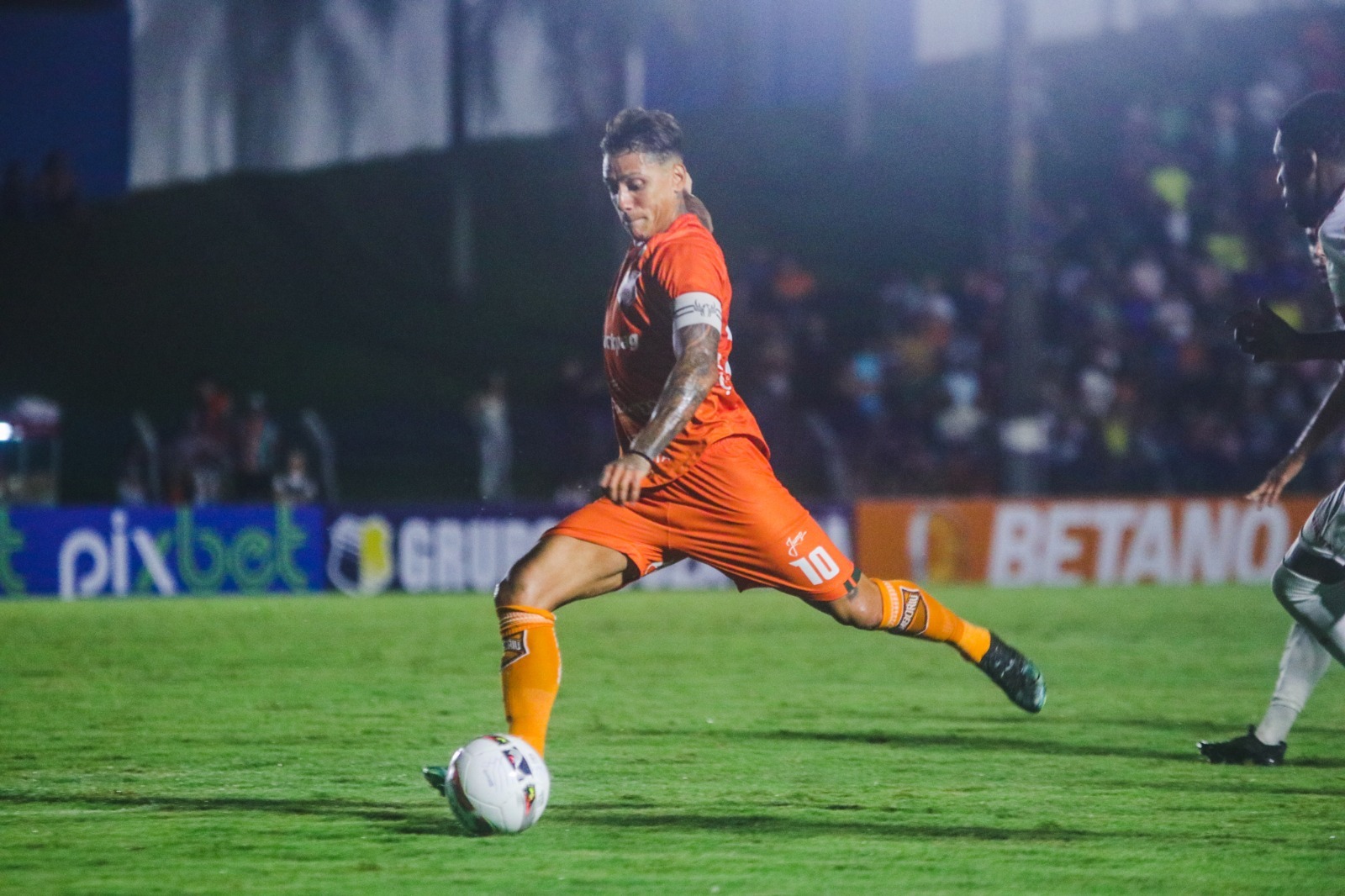 Dudu celebra gol marcado e volta do Camboriú ao G4 da Série D