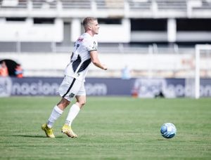 jogador Léo Naldi da equipe do Ponte Preta em uma partida.