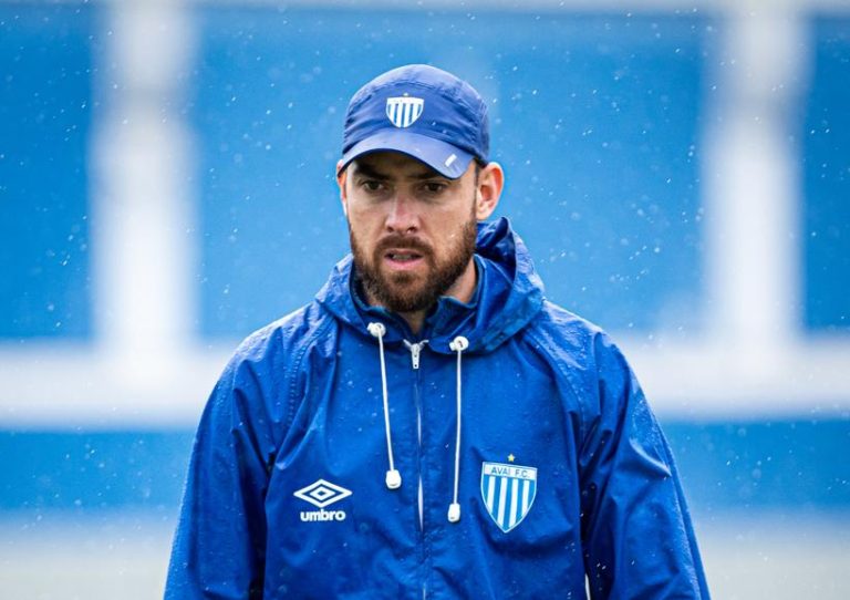 A foto mostra Anderson Moreira treinador de goleiros do Avaí.