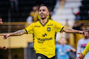 Vitinho acerta a renovação de contrato com o São Bernardo até o fim de 2025