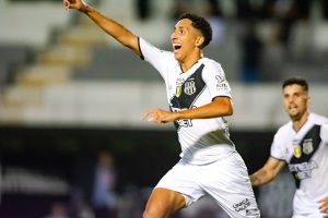 Felipinho, volante da Ponte Preta.