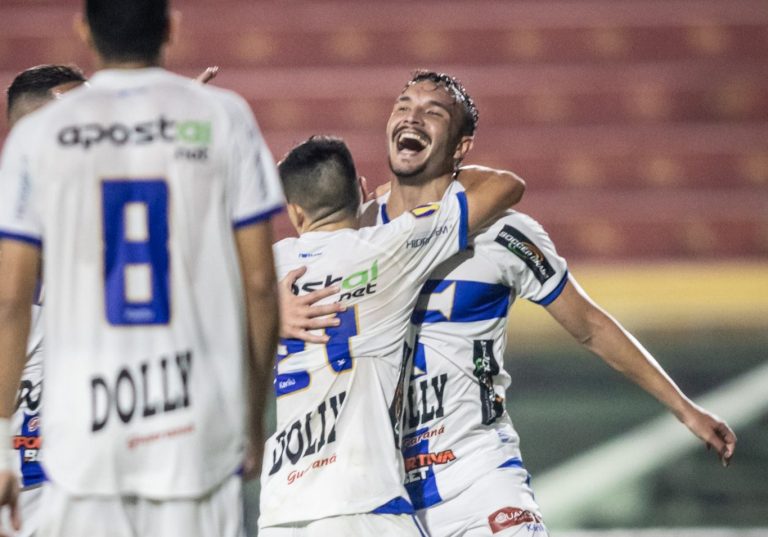 Paulo Keké atacante do Netuno comemorando gol de calcanhar no campeonato paulista.