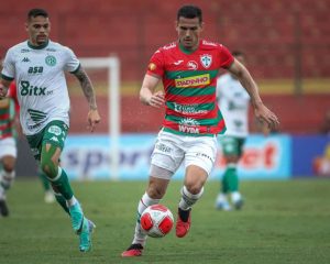 Robson, zagueiro do Portuguesa durante uma partida.