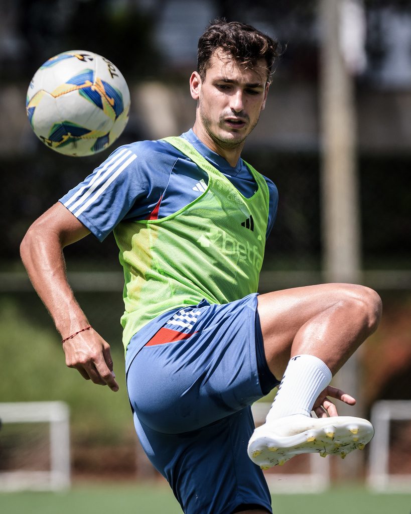Jogador do Cruzeiro na preparação para a semifinal contra a Tombense.