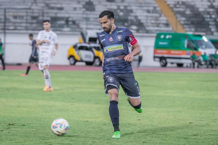 Raphael, zagueiro e capitão do Cianorte FC.