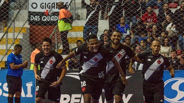  Quatro clubes seguem 100% no Brasileiro de Futsal