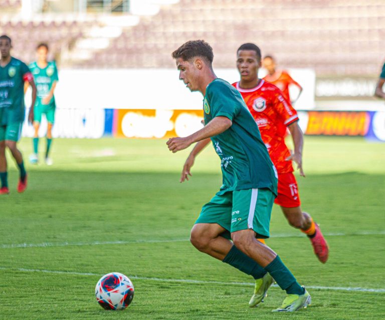 Breno Leonardo, lateral-esquerdo do Porto Vitória.
