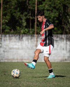 Atacante Kauã, da equipe sub-17 do Brusque.