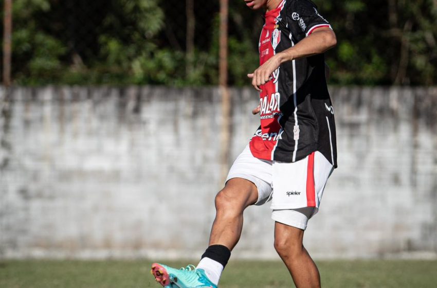 Atacante Kauã, da equipe sub-17 do Brusque.