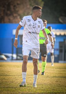 Vinícius Caveira, entroavante do Paulista.