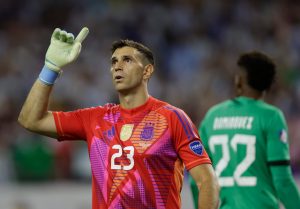 Dibu Martinez foi o destaque das quartas de finais - Foto: AFA