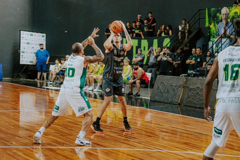 Na temporada passada, o ala Mogi (bola) defendeu as cores do Caxias do Sul - Foto: Andrews Clayton/ Bauru Basket