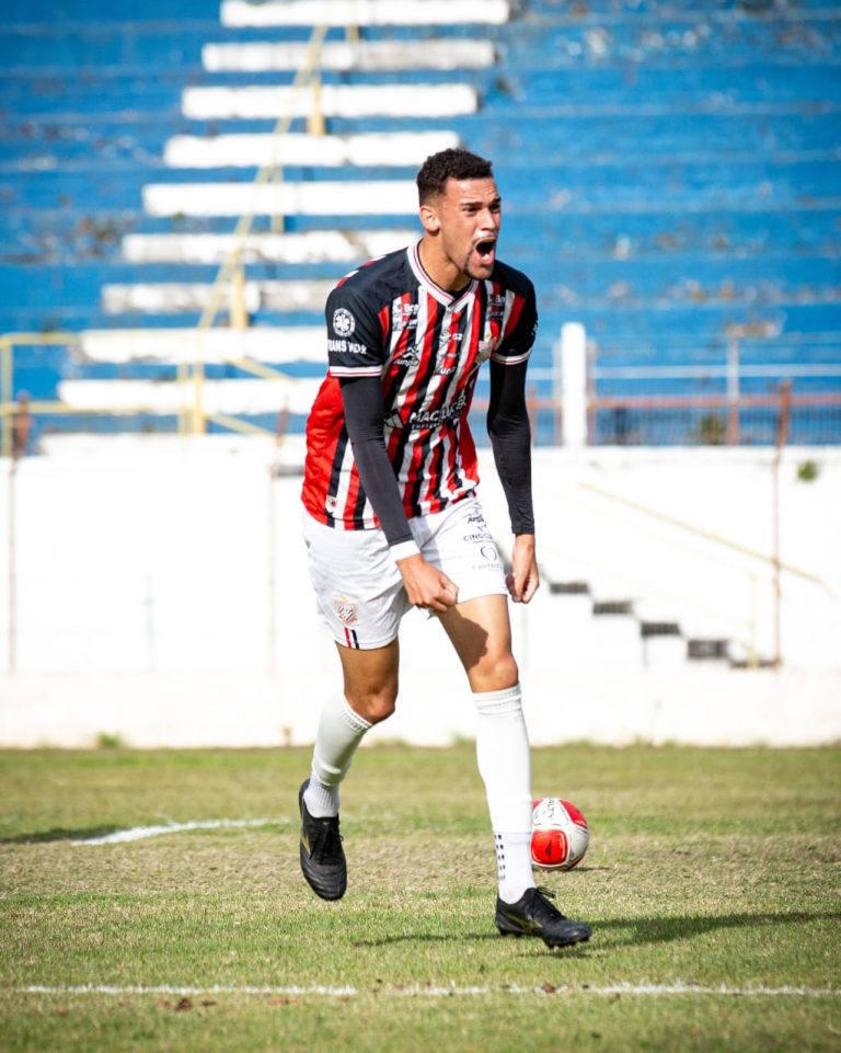 Vinícius Caveira, centroavante do Paulista de Jundiaí.