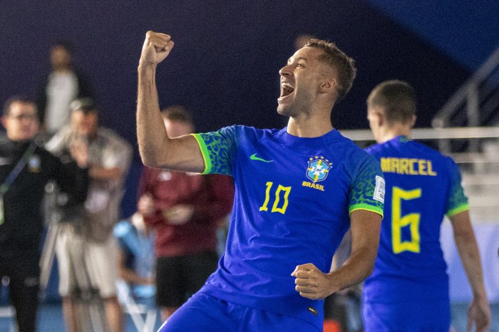  Brasil garante vaga antecipada nas oitavas da Copa do Mundo de Futsal