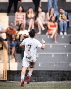 Atacante Evandro, da equipe sub-15 do Santos.