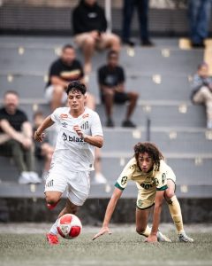 Atacante Evandro, da equipe sub-15 do Santos.
