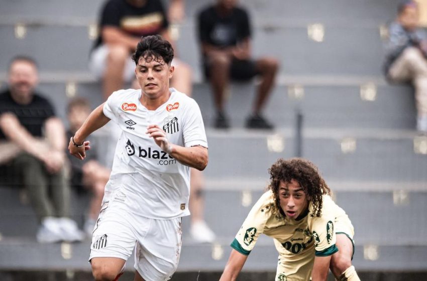 Atacante Evandro, da equipe sub-15 do Santos.