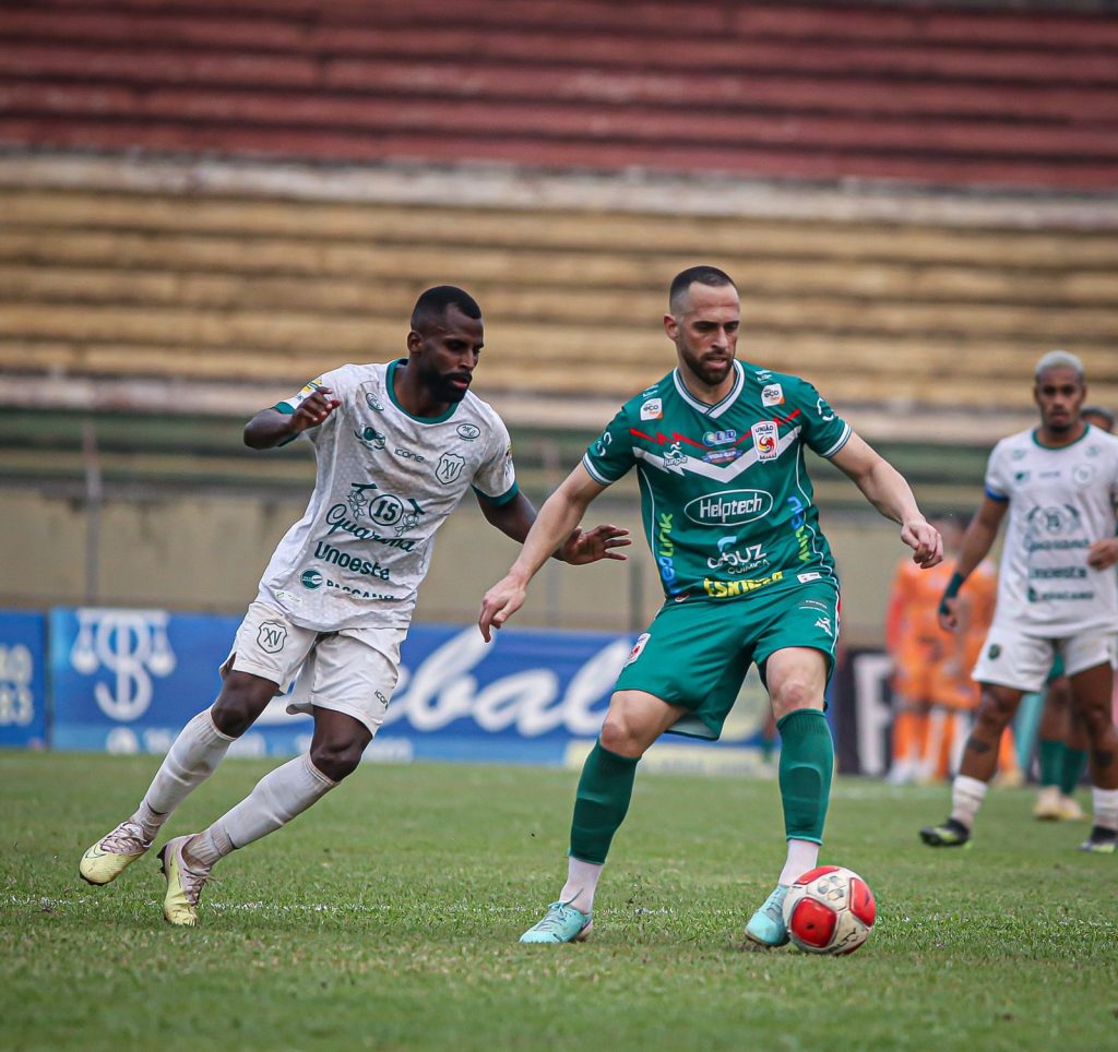 Rafael Costa, meia do União São João.