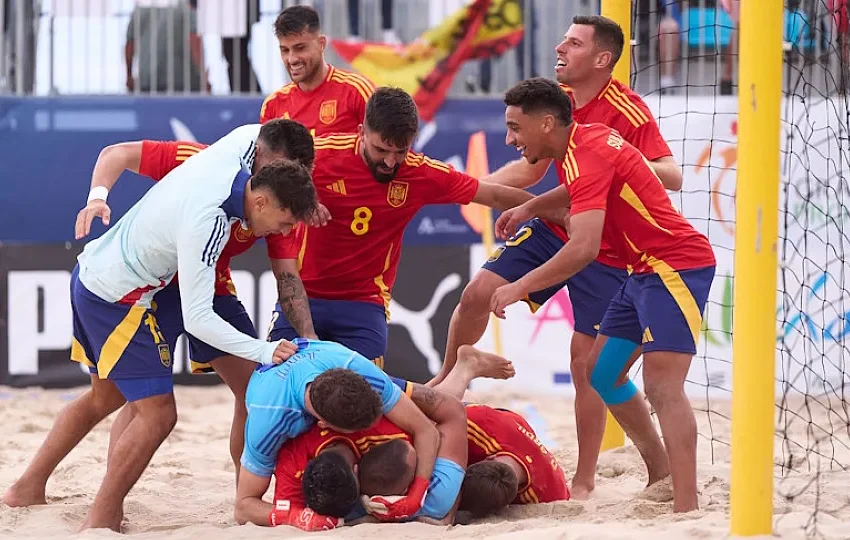  Beach Soccer: Espanha sofre, mas vence França em estreia na fase final