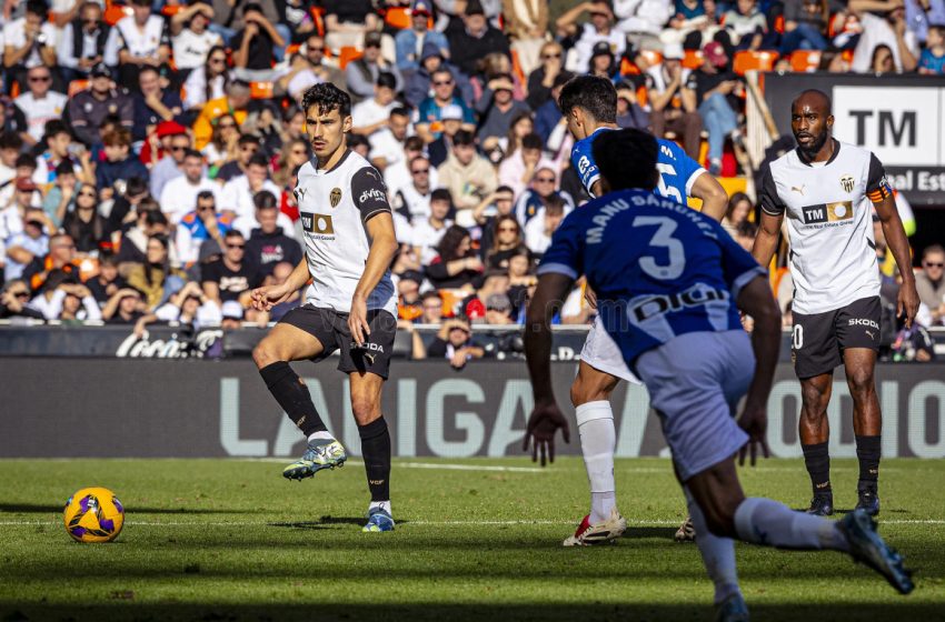  Com gol nos acréscimos, Valencia escapa de derrota em casa