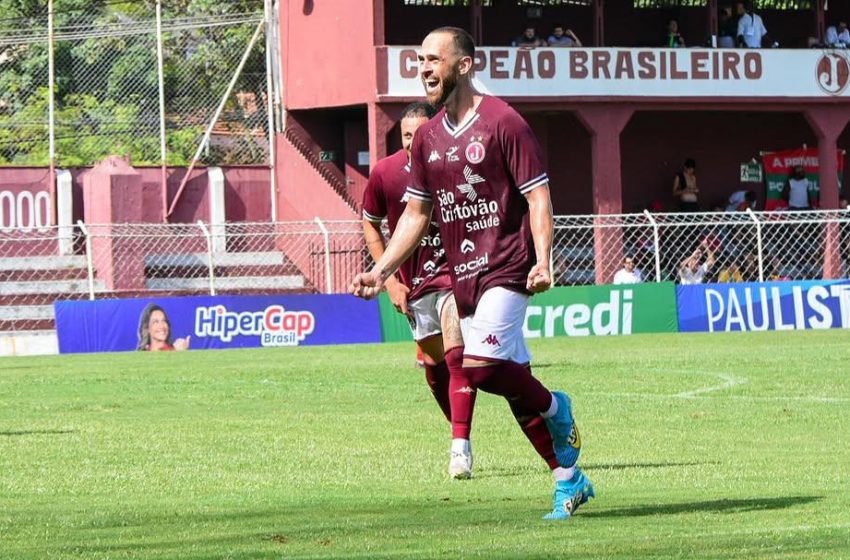  Vice-artilheiro da Série A-2, Rafael Costa comemora início pelo Juventus