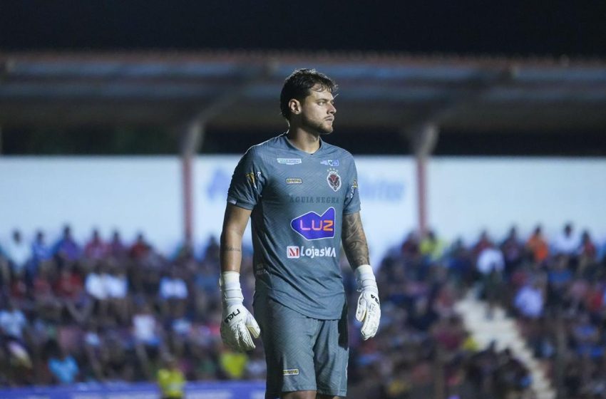 Goleiro Bruno Henrique da equipe do Águia Negra.