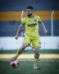 Volante Pedrinho, da equipe do Catanduva.