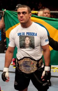Vitor Belfort comemora a conquista do cinturão peso meio-pesado no UFC 46 - Foto por Josh Hedges/Zuffa LLC