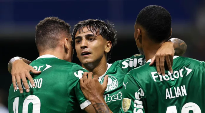 O-jogador-Facundo-Torres-da-SE-Palmeiras-comemora-seu-gol-contra-a-equipe-do-C-Sporting-Cristal-durante-partida-valida-pela-fase-de-grupos-da-Copa-Libertadores-na-arena-Allianz-Parque-696x385