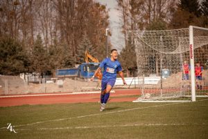 Jhonnatan Santos comemora seu primeiro gol na Polônia